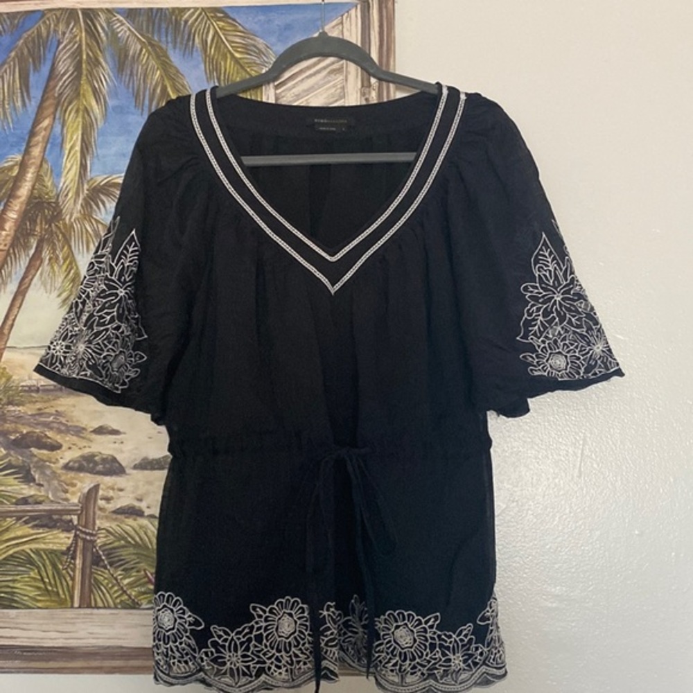 BCBG EMBROIDERED BLOUSE L